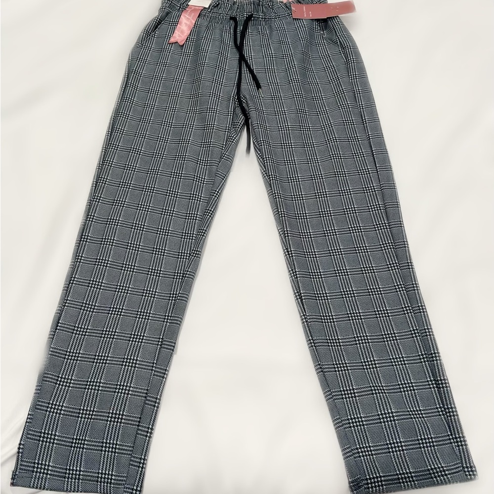 Women’s Indero black and white checkered draw string dress pants.  Size S/M